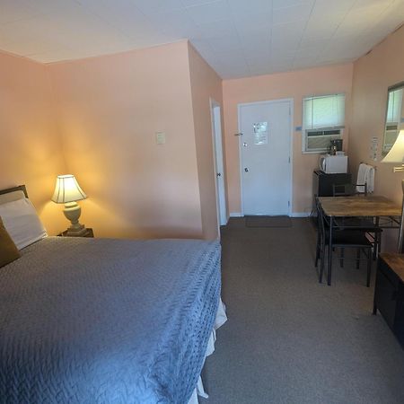 Pinewood Inn Barrys Bay Esterno foto