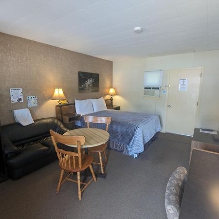 Pinewood Inn Barrys Bay Esterno foto