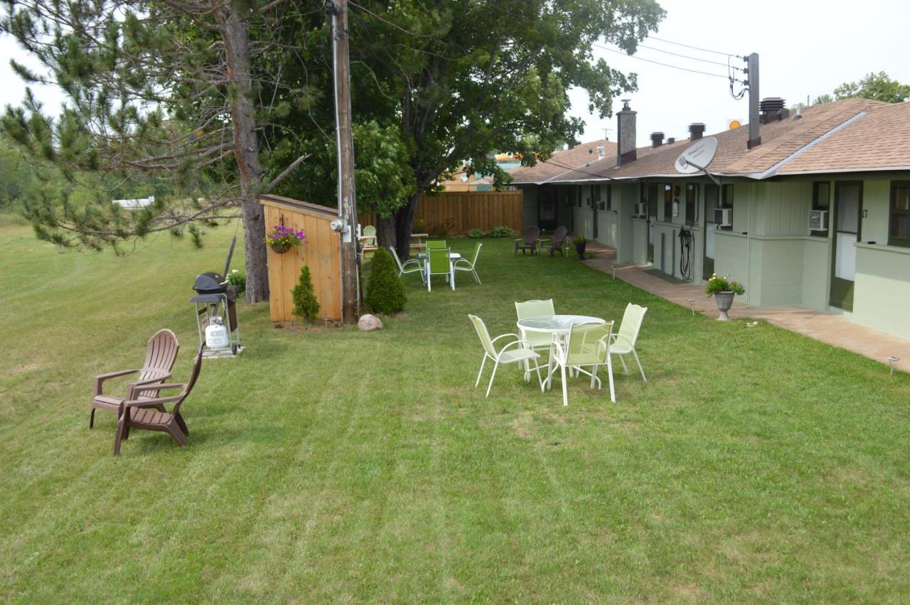 Pinewood Inn Barrys Bay Esterno foto