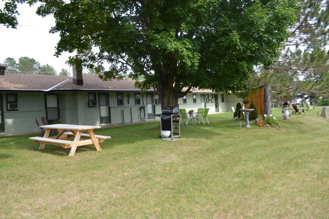 Pinewood Inn Barrys Bay Esterno foto
