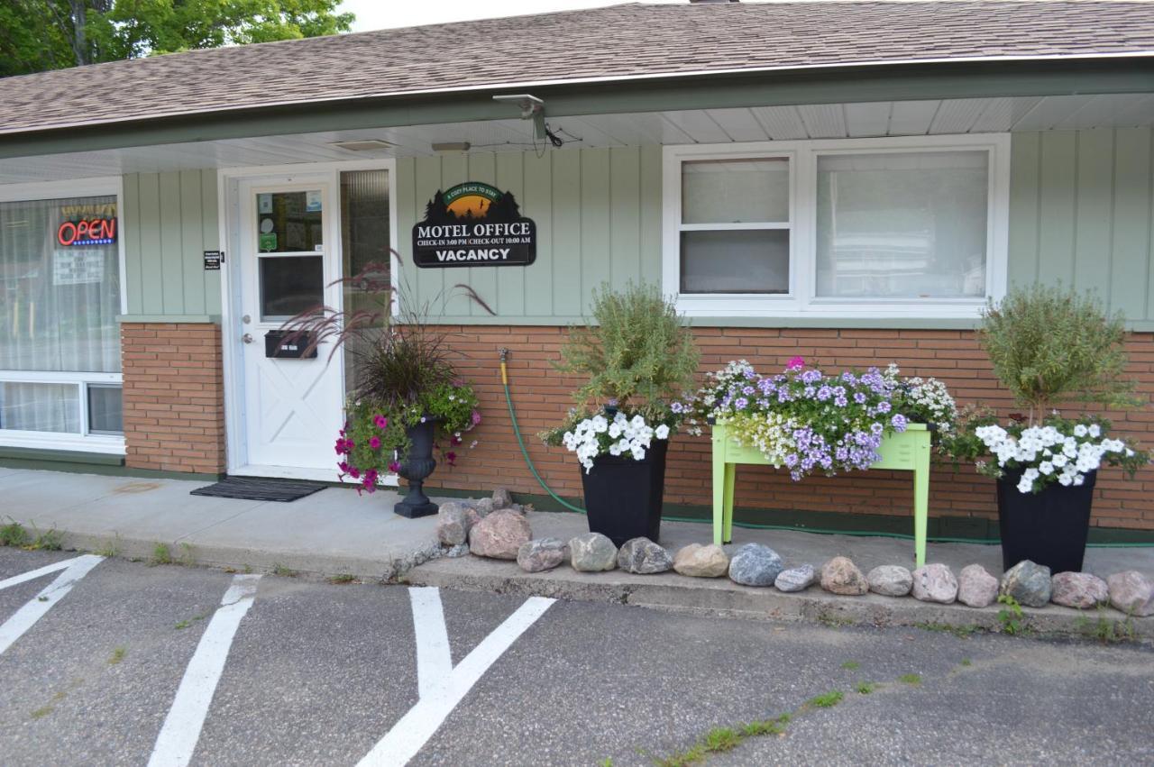 Pinewood Inn Barrys Bay Esterno foto