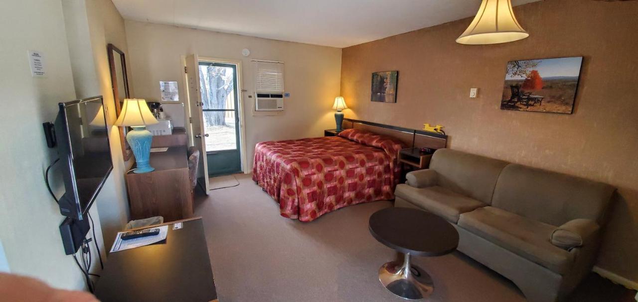 Pinewood Inn Barrys Bay Esterno foto
